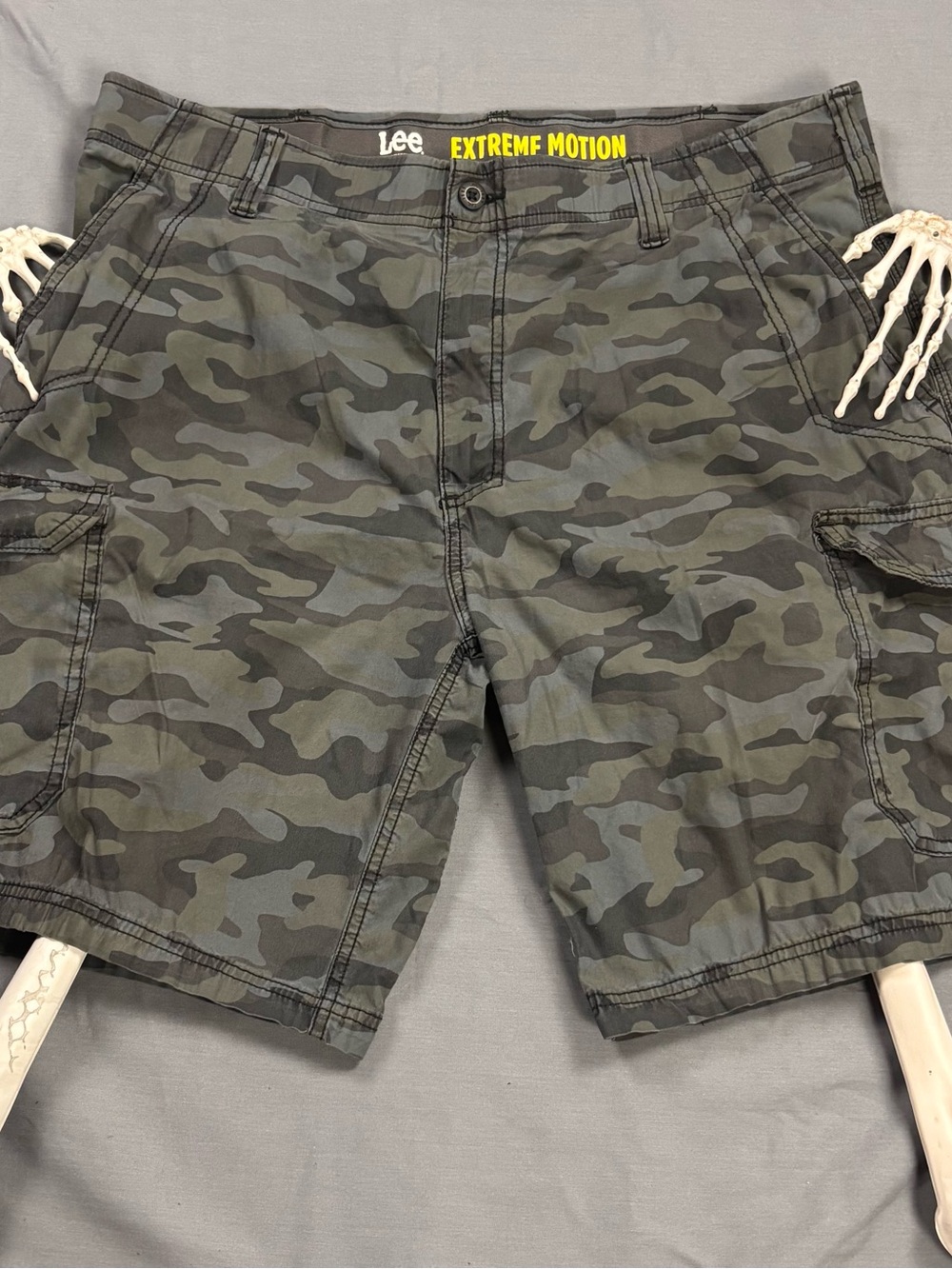 Lee Extreme Motion Camo Cargo Shorts Men’s Utility Shorts - Picture 2 of 16